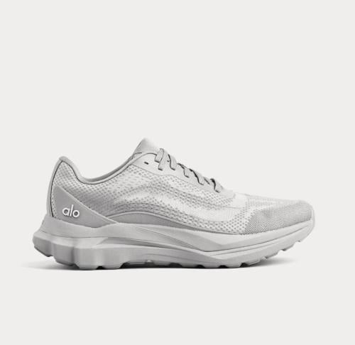 alo yoga runner grey شوز رياضي رجالي