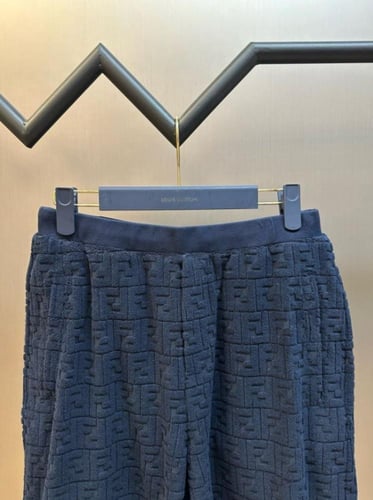 شورت كاجوال للرجال فيندي طبعة FF نافرة لون كحلي