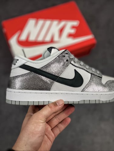 Nike dunk low golden gals