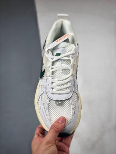 Nike V2k RUN White/Dark Green