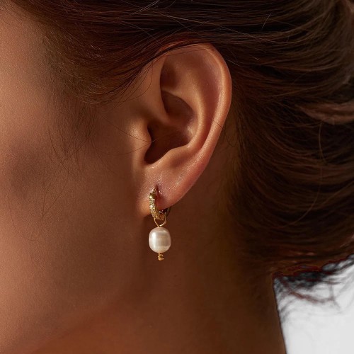 حلق مطلي ذهب تصميم لؤلؤ صغير