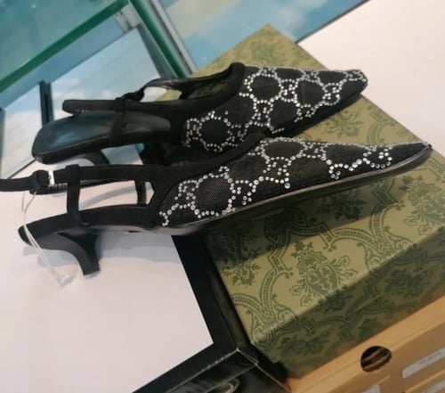 حذاء كعب قصير