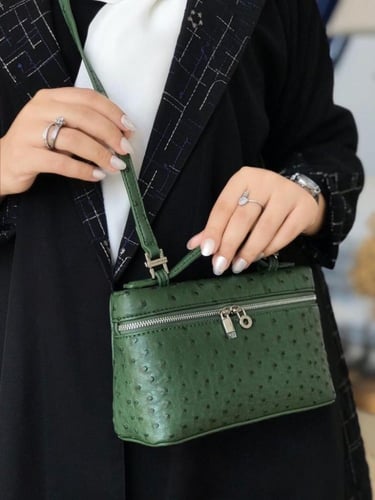 شنطة لورو بيانا يد نسائية