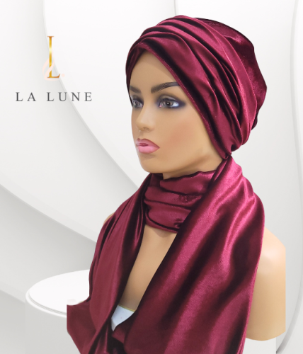 Velvet drape with an oud-colored shawl