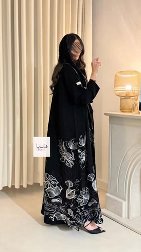 عباية زاهيه بقماش كريب سرميك تطريز اسفل العباية اس...