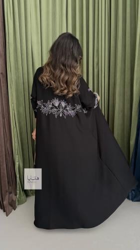 عباية لمى بقماش كريب ملكي بتطريز