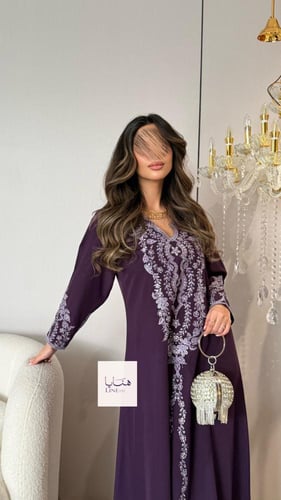 جلابية منيفه قماش ناعم تطريز فضي بالامام والاكمام...