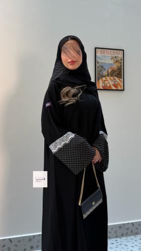 عباية الهبة لمار بقماش كريب ملكي مع شيفون منقط مزي...