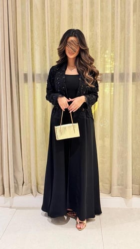 عباية دلع بقماش رموش صيفي مع دانتيل مزين بهدب اسود