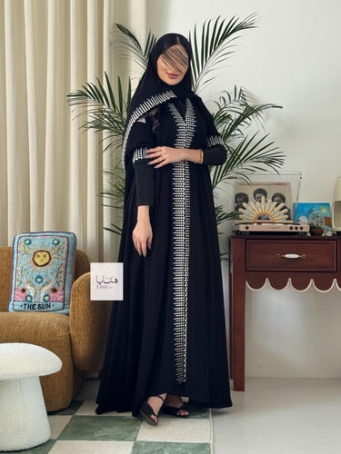 عباية الين بقماش كريب ملكي مع تطريز بيج و سماوي وك...