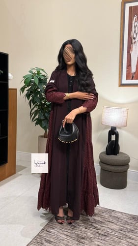 عباية مبهره بقماش كريب رموش مع روكاما عنابي