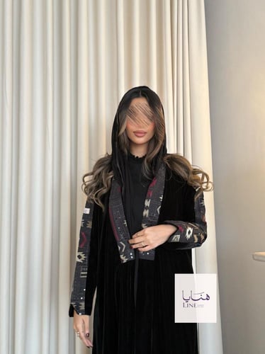 عباية هاله بقماش مخمل مع روكاما مطرز عنابي