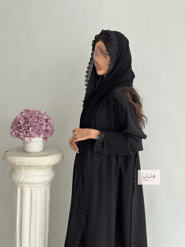 عباية تالق قماش بلاك بيري مزين بدانتيل