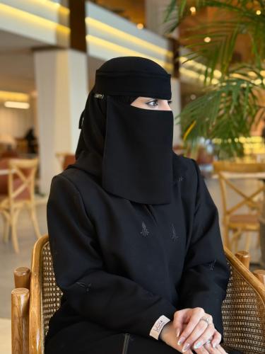 نقاب كوري وسط مغاط واحد عادي