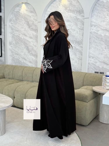 عباية لوسيا بقماش كريب ملكي تطريز المخمل ابيض