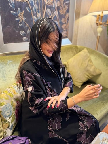 عباية مشاعر بقماش ملكي مطرز اسود تطريز موف