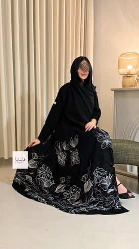عباية زاهيه بقماش كريب سرميك تطريز اسفل العباية اس...