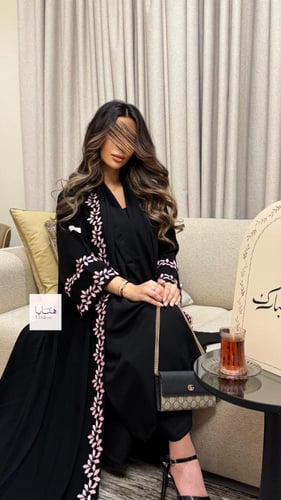 عباية الفاتنه بقماش كريب ملكي مزين بكلفه مطرزه ورد...
