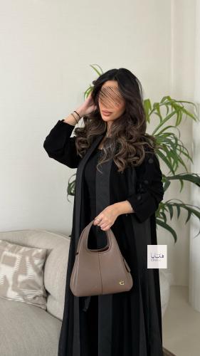 عباية بهيه بقماش كريب ملكي مع تدخيلات جاكار مزينه...