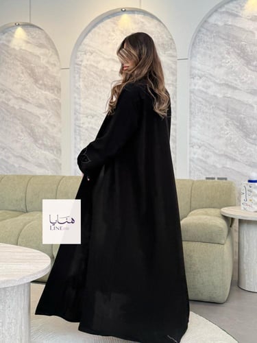 عباية لوسيا بقماش كريب ملكي تطريز المخمل اسود