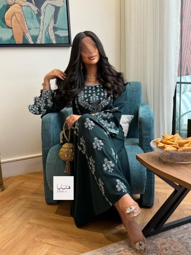 جلابية منى قماش ناعم تطريز فضي مزين بكرستال بالاما...