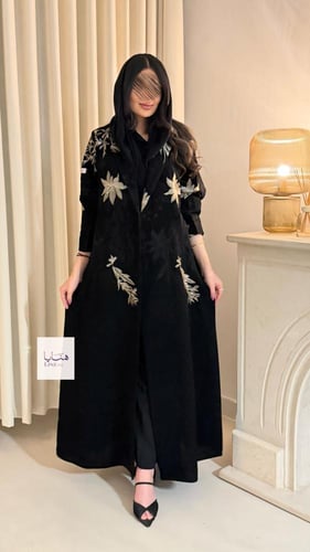 عباية اوتار بقماش كريب سرميك بقصه اي لاين تطريز بي...