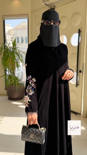 عباية ترف مخمل كوري تطريز ورد ملون بالاكمام مع هدب...