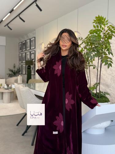 عباية نجود بليزر بقماش مخمل كوري مزين بورد شك عناب...