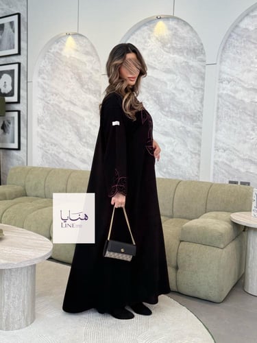 عباية لوسيا بقماش كريب ملكي تطريز المخمل عنابي