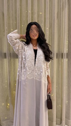 عباية دلع بقماش روز صيفي مع دانتيل مزين بهدب خوخي