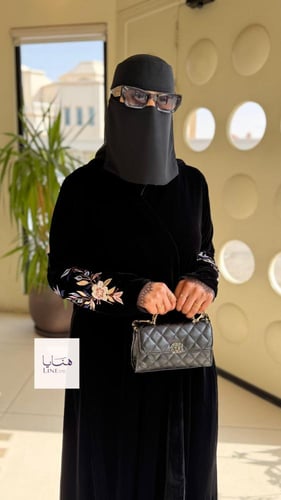 عباية ترف مخمل كوري تطريز ورد ملون بالاكمام مع هدب...