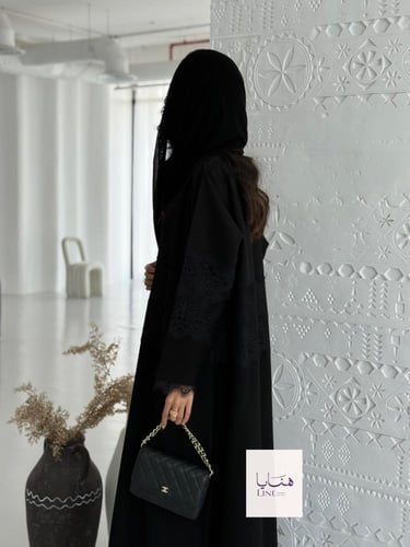 عباية سجايا بقماش كريب كتان وباربي مع دانتيل اسود