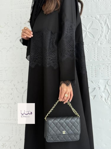 عباية سجايا بقماش كريب كتان وباربي مع دانتيل اسود