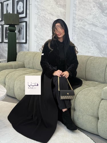 عباية هيلينا بقماش جوخ مع جاكيت مخمل متصل اسود