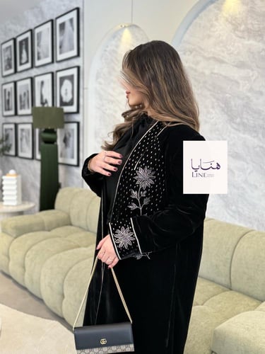 عباية فيولا بليزر مخمل كوري اسود تطريز ذهبي