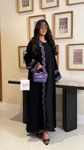 عباية الفاتنه بقماش كريب ملكي مزين بكلفه مطرزه بنف...