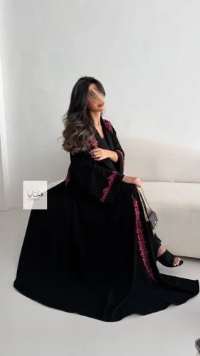 عباية منال بقماش كريب ملكي مزينه بتطريز