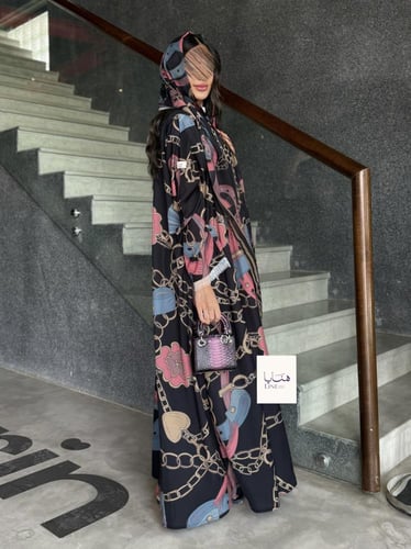 عباية رقاء بقماش حرير صيفي بارد اسود مع الوان