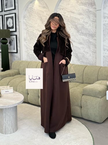 عباية هيلينا بقماش جوخ مع جاكيت مخمل متصل بني