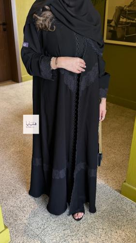 عباية هيبه بقماش كريب ملكي مزينه بكلفه