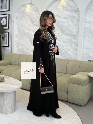 عباية لوسيا بقماش كريب ملكي تطريز المخمل ابيض