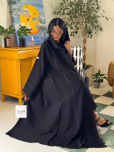 عباية نهال نص كلوش بقماش بلاك بيري مزين بكلفه وهدب