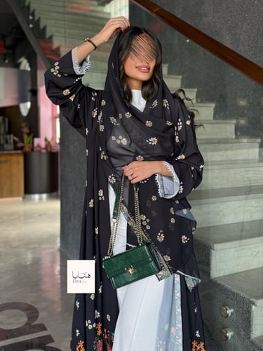 عباية نسمة بقماش حرير صيفي بارد اسود مع الوان