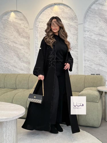 عباية لوسيا بقماش كريب ملكي تطريز المخمل اسود