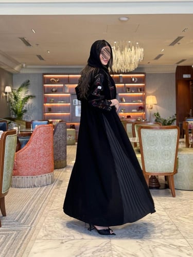 عباية الاحلام بقماش ملكي لمسات روكاما بكسرات