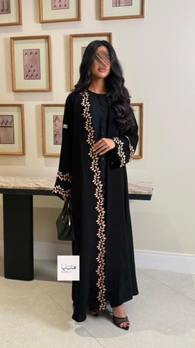 عباية الفاتنه بقماش كريب ملكي مزين بكلفه مطرزه ذهب...