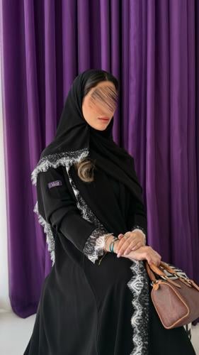 عباية عهود بقماش كريب ملكي مزينه بكلفه ابيض واسود