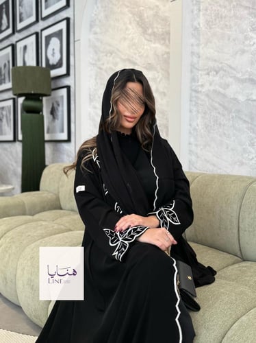 عباية لوسيا بقماش كريب ملكي تطريز المخمل ابيض