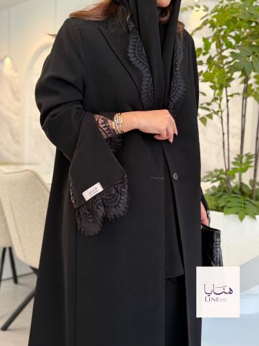عباية جادي بلايزر بقماش كريب ايطالي اسود مع دانتيل...
