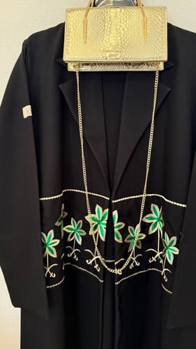 عباية فخر بقماش كريب كتان مع تطريز مميز